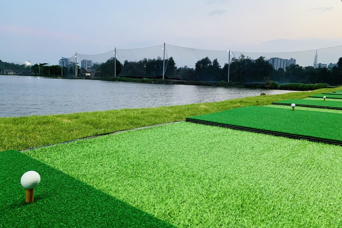 Khu thảm tập của Lotus Golf Center vào buổi sáng