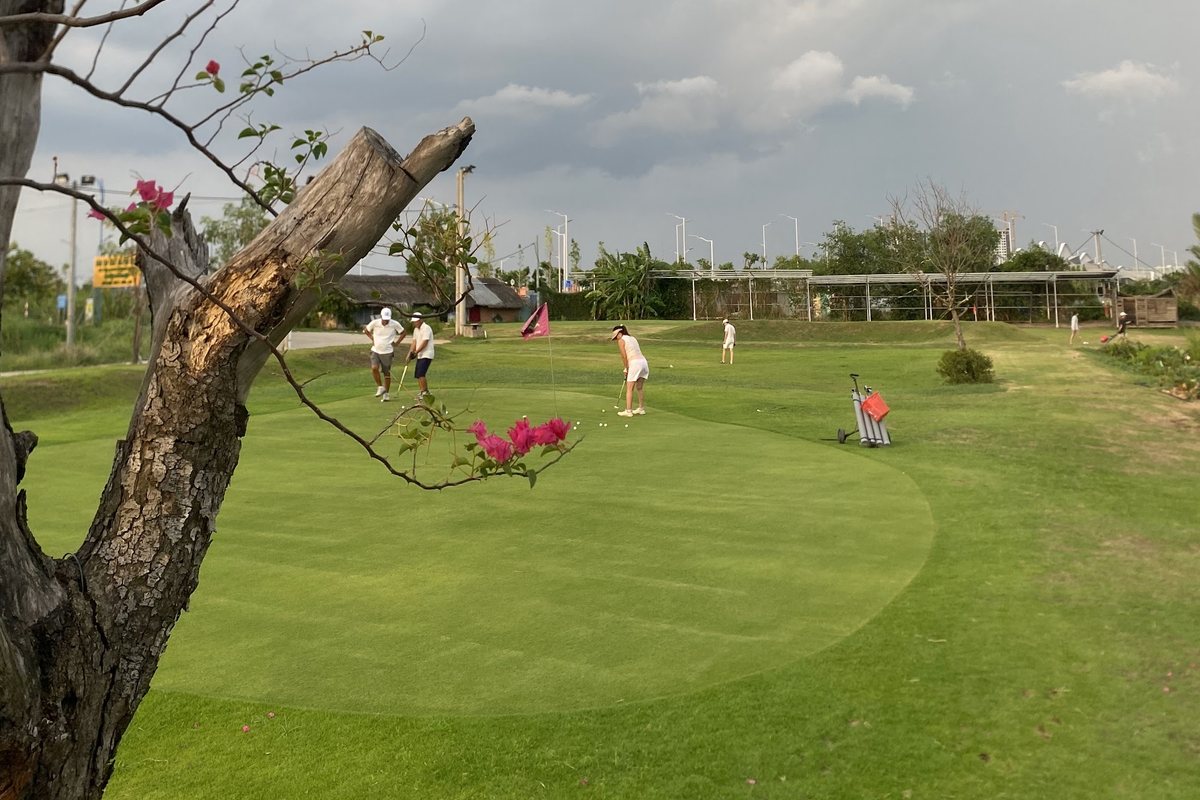 Khu vực Putting Green tại Lotus Golf Center
